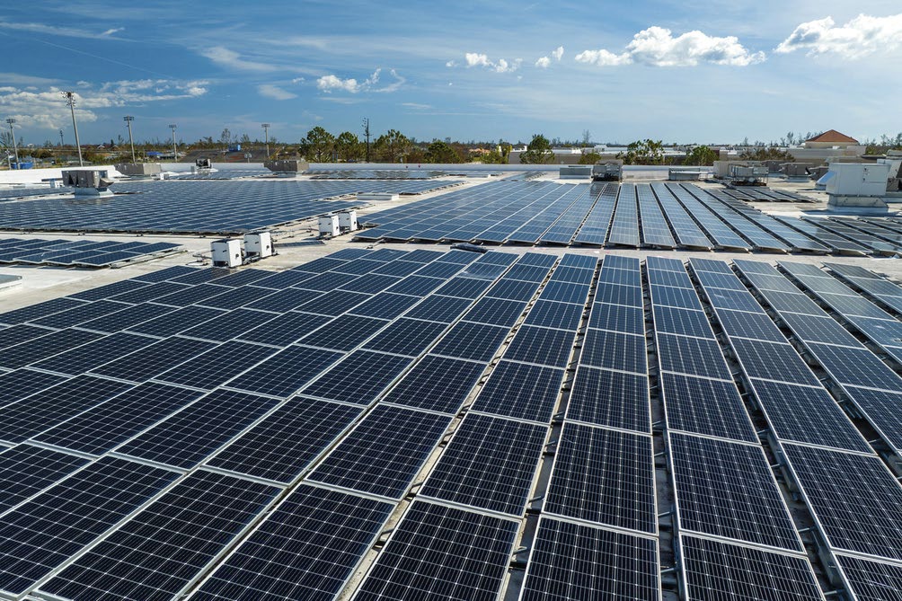 Impianto fotovoltaico installato sulla copertura di un edificio industriale